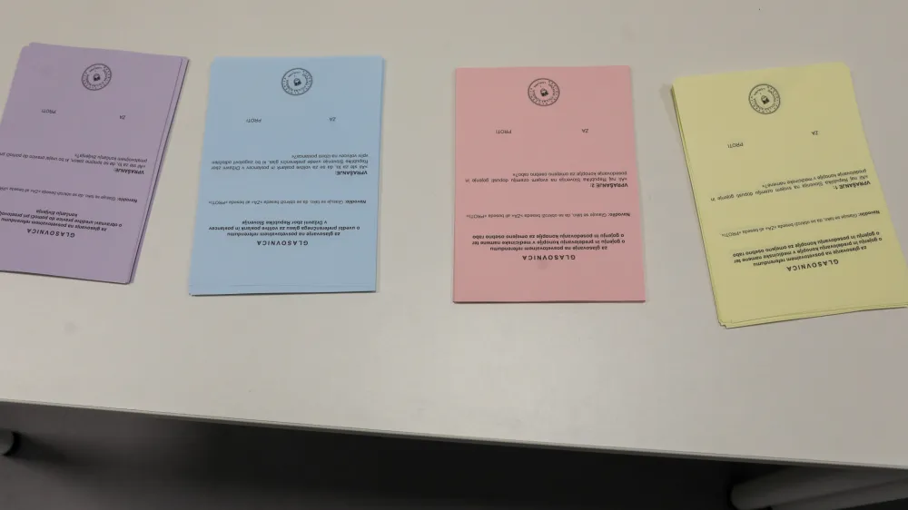 - Voli&scaron;če O&Scaron; Fužine.- glasovalni listi za referendume,- 09.06.2024. - Volitve v Evropski parlament in &scaron;tirje referendumi za preferenčni glas, o Evtanaziji, o rabi marihuane v medicinske namene in za rekreativno uporabo 2024.//FOTO: Bojan Velikonja