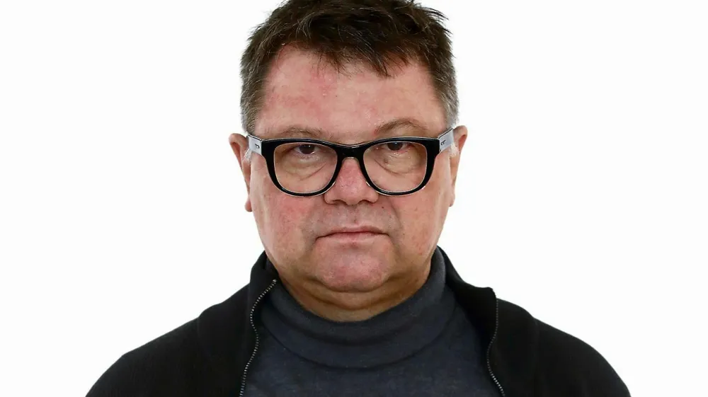 Miha &Scaron;tamcar- Redakcija Dnevnik 2024 - portreti za komentarje in kolumne - kolumnisti - komentatorji &ndash; novinarji - portret //FOTO: Luka Cjuha