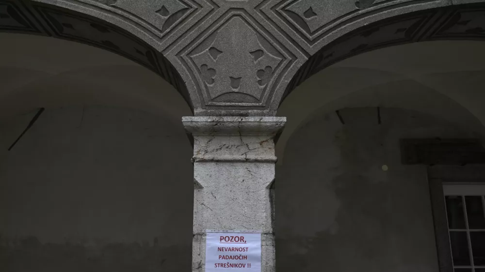 - 16.04.2024 - Po&scaron;kodovana fasada, Križanke.FOTO: Nik Erik Neubauer