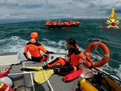 S potni&scaron;ke ladje, ki je bila iz Trsta na poti v Gradež, so re&scaron;ili okoli 80 ljudi. 