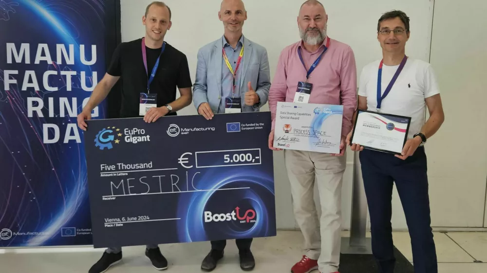 Z leve proti desni: Andraž Selan, direktor (Mestric Smart Factory), mag. Matjaž Marko, poobla&scaron;čeni minister/ekonomski svetovalec (Veleposlani&scaron;tvo RS v Avstriji), Milan Dragič, direktor (Process Space) in Andrej Gu&scaron;tin, produktni vodja (Process Space) F Process Space