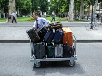 - Ilustrativna fotografija - Zagreb, - turizem - hotelirstvo - portir - nosač - prtljaga -potovalni kovček - 1.7.2013 - Vstop Hrva&scaron;ke v Evropsko unijo (EU) - Hrva&scaron;ka je postala 28. članica Evropske unije - na evropski cilj je prispela devet let za Slovenijo, s katero sta se osamosvojili hkrati.  //FOTO: Jaka Gasar