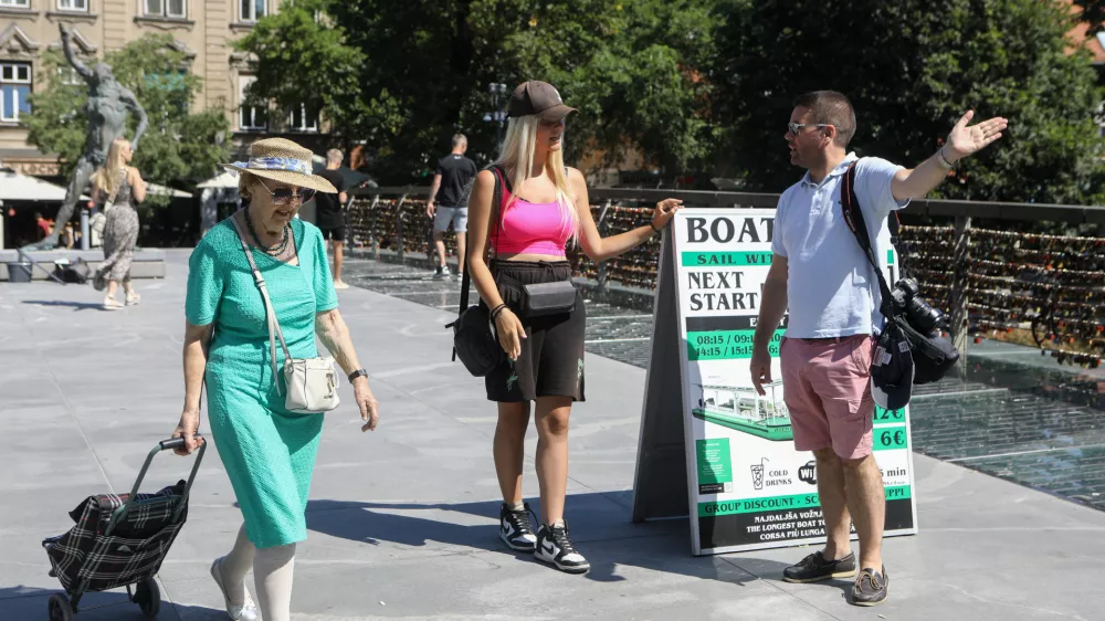 &Scaron;tudenti in dijaki i&scaron;čejo dela, ki so povezana z njihovo smerjo &scaron;olanja, prina&scaron;ajo ustrezne kompetence in vodijo do rednih zaposlitev. Pomembna sta jim tudi ugled delodajalca in dobro plačilo, pravijo poznavalci. Fotografija je simbolična.