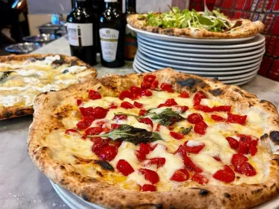 Originalne neapeljske pice iz picerije 50 Kal&ograve; v sredi&scaron;ču Neaplja. / Foto: 50 Kal&ograve; Di Ciro Salvo