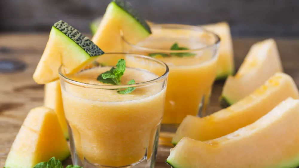 The juice of melon with mint in a glass jar on the table.Hami melon / Foto: Dashu83