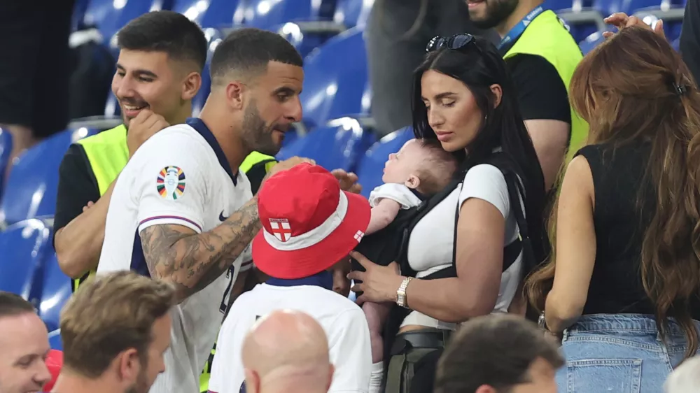 Kyle Walker in žena Annie Kilner z enim izmed njunih &scaron;tirih otrok. / Foto: Getty Images