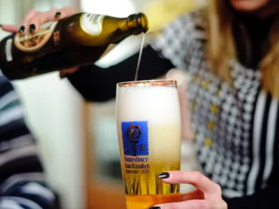 - ilustrativna fotografijapivo, alkohol, alkoholne pijace, kozarec, tocenje- Klub Daktari - gostinstinski lokal - kavarna, Krekov trg//FOTO: Tomaž Zajel&scaron;nik