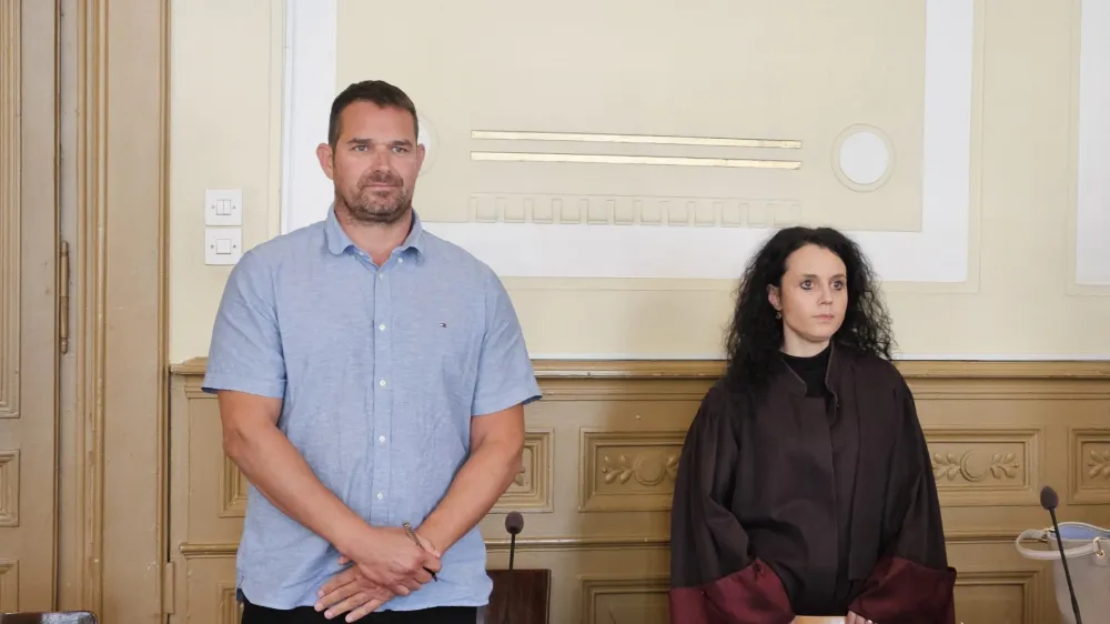 Maribor.Izrek sodbe Roku Snezicu zaradi domnevnega oskodovanja upnikov na mariborskem okroznem sodiscu.Obtozeni Rok Snezic z odvetnico Anito Pecek Stramsak.