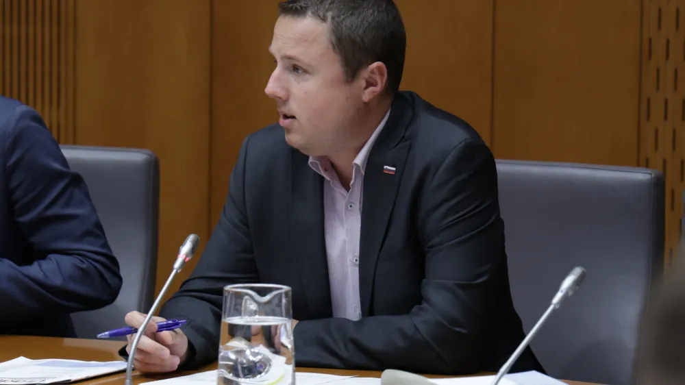 Ljubljana, DZ.Konstituiranje preiskovalne komisije DZ o poslovanju podjetij Gen-I in Star Solar ter financiranju stranke Gibanje Svoboda.Poslanec SDS Zan Mahnic.