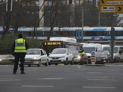 07.12.2023 - križi&scaron;če Bavarski dvor - Tivolska cesta - policija - promet - urejanje prometa Policija in Mestno redarstvoFOTO: Luka Cjuha