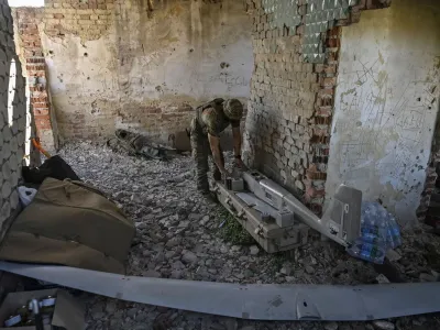 A Ukrainian serviceman of the 148th Separate Artillery Brigade of the Ukrainian Air Assault Forces, assembles an American reconnaissance drone RQ-20 &laquo;Puma&raquo; for flying over positions of Russian troops, amid Russia's attack on Ukraine, in Donetsk region, Ukraine June 13, 2024. REUTERS/Stringer