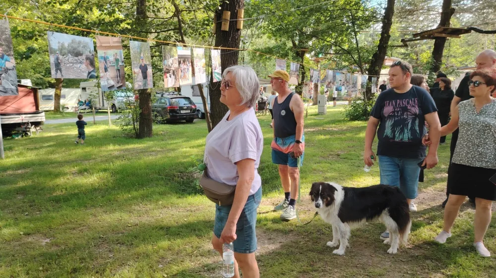 Kamp Menina so že napolnili prvi gostje, ki so si s strahospo&scaron;tovanjem ogledali tudi fotozgodbo o lanski katastrofalni poplavi.