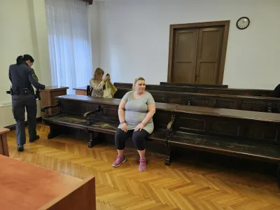 Katja Kup&scaron;ek pravi, da o&scaron;kodovanca ni tepla, le za noge ga je držala, da ne bi "migal", kar ji je naročil partner Boris Močnik. 