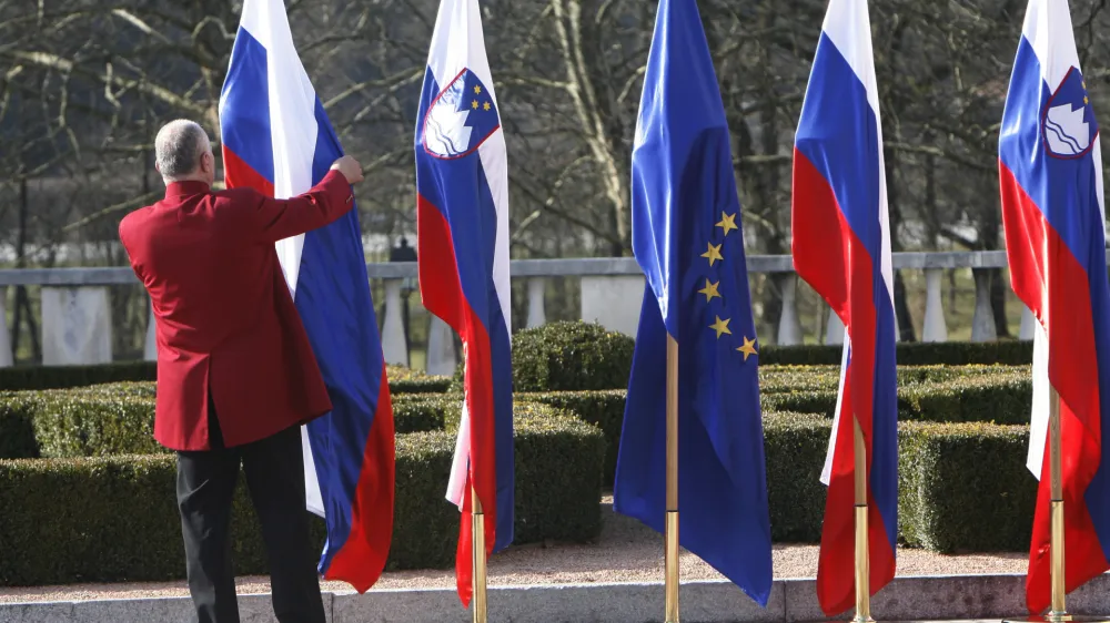 - ilustrativna fotografija - ruska zastava - uradni obisk predsednika vlade Rusije Vladimirja Vladimiroviča Putina v Sloveniji 2011 - //FOTO: Tomaž Skale