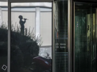 - simbolična fotografija - deček s pi&scaron;čalko &ndash; Pastirček - simbol RTV -  - 21.09.2022 - akcija v podporo novinarkam in novinarjem ter ostalim sodelavcem javne RTV Slovenije, ki jo je izvedel Mladi forum Socialnih demokratov,  //FOTO: Luka Cjuha