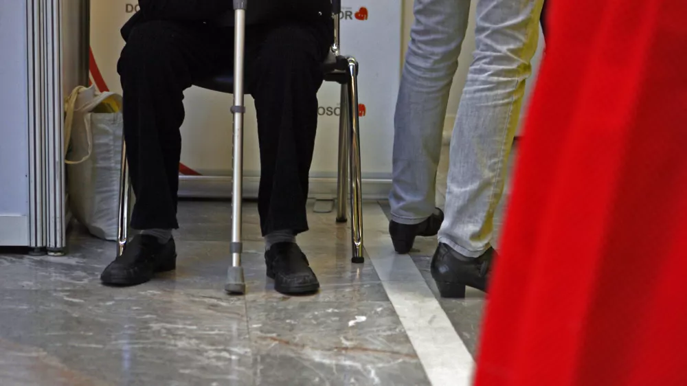 - ilustrativna fotografija - utrujenost - bergla - sprehajalna palica - pripomoček za starej&scaron;e- 12. festival za tretje življenjsko obdobje 2012 - Evropski dan aktivnih starostnikov - starostniki - starej&scaron;i občani - upokojenci //FOTO: Bojan Velikonja