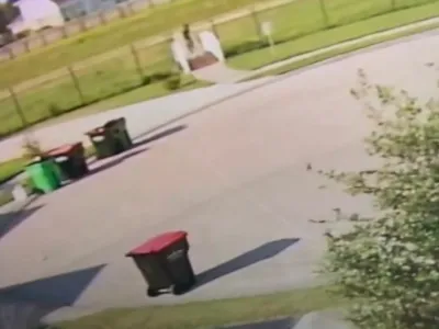 Neznanega mo&scaron;kega, ki je v okolici Houstona na mostu zapustil novorojenko, so ujele varnostne kamere.