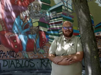 Bil sem drugačen, ker sem istospolno usmerjen. In iz te samote sem se zatekel h knjigam, kasneje pa k &scaron;tudiju primerjalne književnosti.&nbsp;