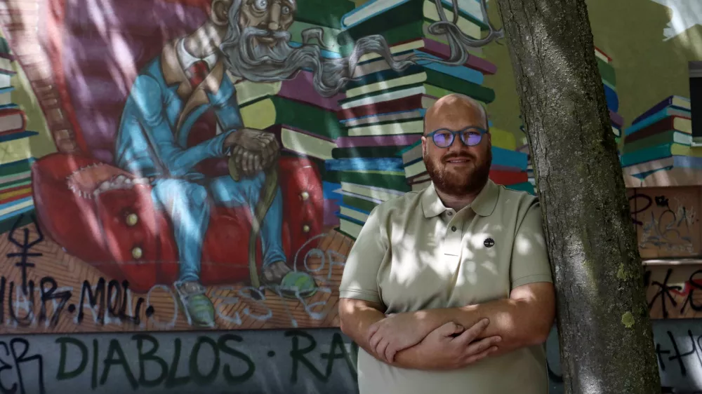 Bil sem drugačen, ker sem istospolno usmerjen. In iz te samote sem se zatekel h knjigam, kasneje pa k &scaron;tudiju primerjalne književnosti.&nbsp;