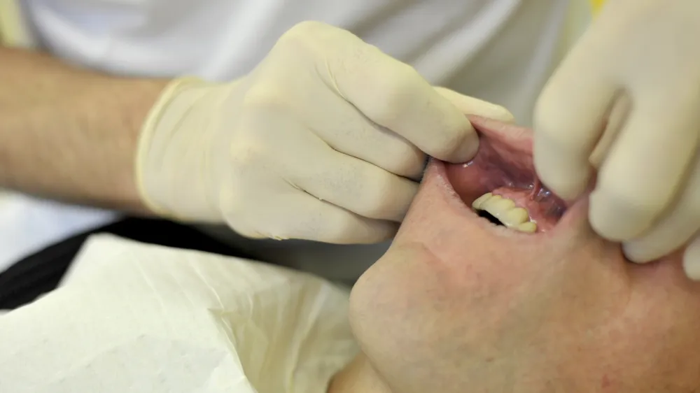 - ilustrativna fotografija- zobozdravnik, zobozdravstvo, bolezni zob in dlesni    //FOTO: Tomaž Zajel&scaron;nik