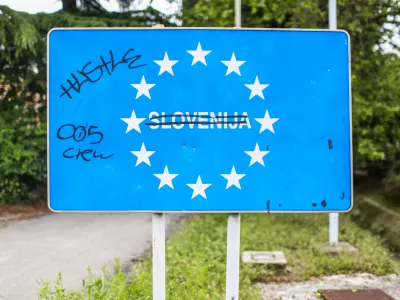 Tabla Slovenija - Evropa, oznaka države in EU na vstopu pred mejnim prehodom, prečrtan napis Slovenija, Nacionalizem, italijanski fa&scaron;izem- Muzej tihotapstva - razstava Na &scaron;verc! Tihotapstvo na Gori&scaron;kem po drugi svetovni vojni - 22.05.2019 &ndash; Nekdanji maloobmejni prehod Pristava v občini Nova Gorica &ndash; Projekt Muzej na meji - tihotapstvo oziroma &scaron;vercanje v času socialistične Jugoslavije na slovensko-italijanski meji.OPOMBA: ZA OBJAVO V OBJEKTIVU!! //FOTO: Bojan Velikonja