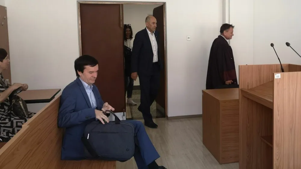 Uro&scaron; Urbanija, Janez Jan&scaron;a in Franci Matoz v Celju na sojenju v tožbi Bojana Veselinoviča