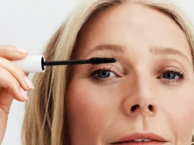 Gwyneth Paltrow s svojo novo maskaro Goop Beauty 