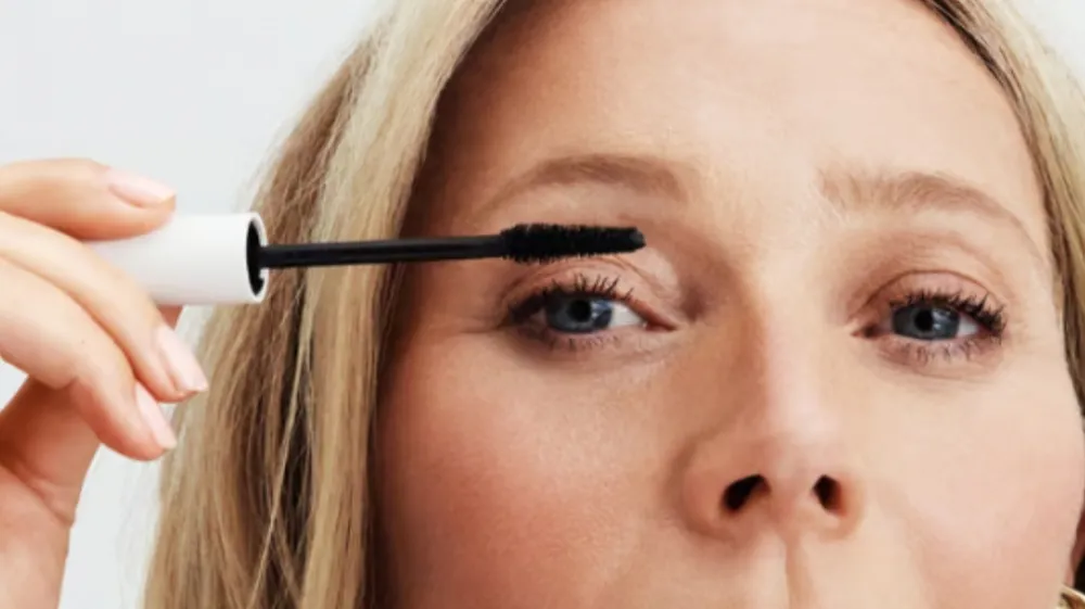 Gwyneth Paltrow s svojo novo maskaro Goop Beauty 