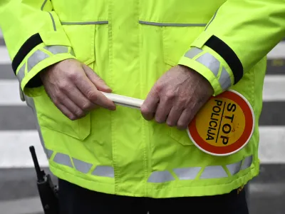 - preizkus alkoholiziranosti - alkotest, alkohol v prometu, policija, policijski lopar stop  - 06.12.2022 - policisti Postaje prometne policije Ljubljana vr&scaron;ili postopke preizkusov alkoholiziranosti voznikov v prometu na Kotnikovi ulici pred poslopjem Agencije za varnost prometa - //FOTO: Nik Erik Neubauer