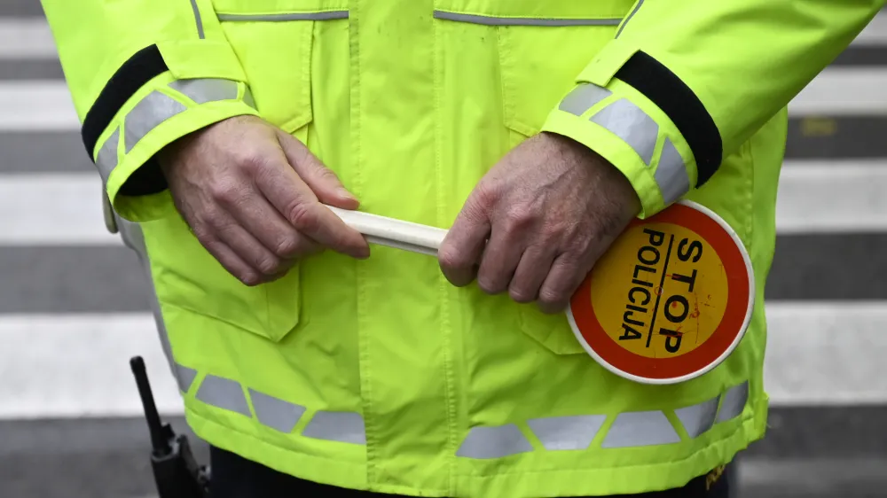 - preizkus alkoholiziranosti - alkotest, alkohol v prometu, policija, policijski lopar stop  - 06.12.2022 - policisti Postaje prometne policije Ljubljana vr&scaron;ili postopke preizkusov alkoholiziranosti voznikov v prometu na Kotnikovi ulici pred poslopjem Agencije za varnost prometa - //FOTO: Nik Erik Neubauer