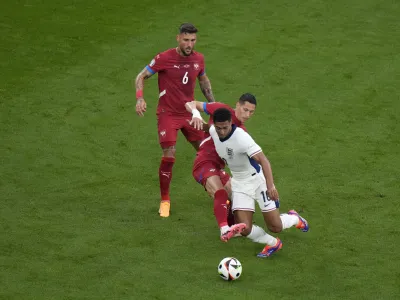 Srbija (v rdečem) je kljub porazu proti Angliji pustila dober vtis, zdaj si želi zmage proti Sloveniji.&nbsp;