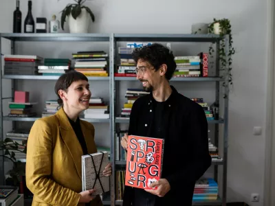 Anja Dellbelo in Aljaž Vesel sta grafična oblikovalca, ki sestavljata tandem AA.&nbsp;