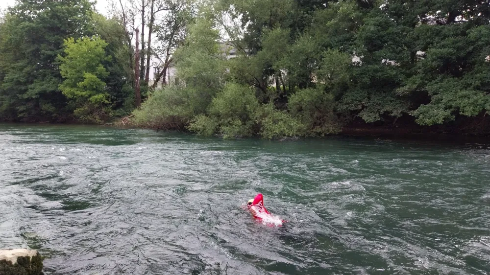 Na Vrhniki, kjer je Martin Strel začel 24 km dolgo pot do Tromostovja v Ljubljani, je Ljubljanica imela zelo močan tok. F Vesna Levičnik