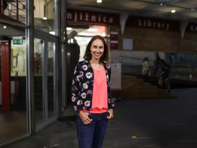 &raquo;Ugotovila sem, da lahko ta roman mladim pomaga razumeti, kaj se dogaja v Ukrajini ali v Palestini, čeprav o trenutnem dogajanju ne govori neposredno. Že zato menim, da ga je treba prebrati,&laquo; pravi Anna Woltz.&nbsp;