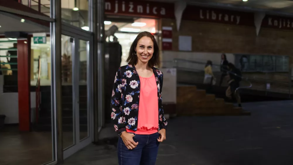 &raquo;Ugotovila sem, da lahko ta roman mladim pomaga razumeti, kaj se dogaja v Ukrajini ali v Palestini, čeprav o trenutnem dogajanju ne govori neposredno. Že zato menim, da ga je treba prebrati,&laquo; pravi Anna Woltz.&nbsp;