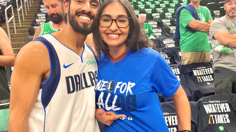 Nasmejana Simrin (desno) na majici kaže podpis Luke Dončića. / Foto: Tja&scaron;a Lampret