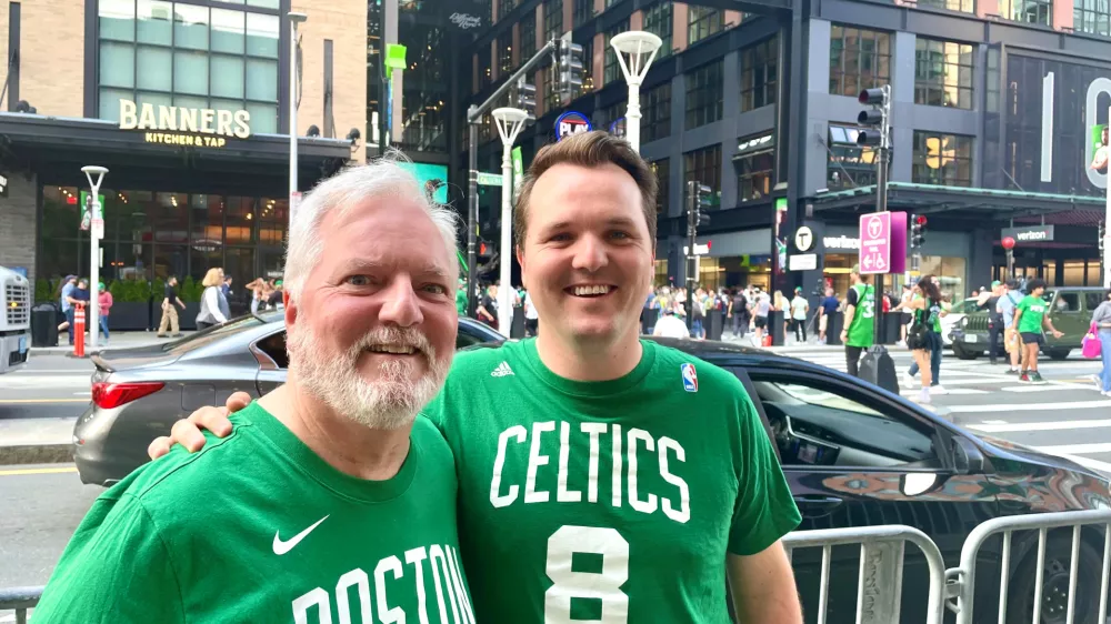 Oče Steve in sin Josh sta si skupaj ogledala tekmo. / Foto: Tja&scaron;a Lampret