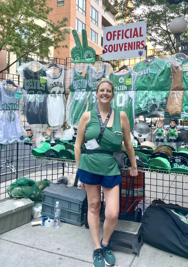 Keanne pred ulično stojnico / Foto: Tja&scaron;a Lampret