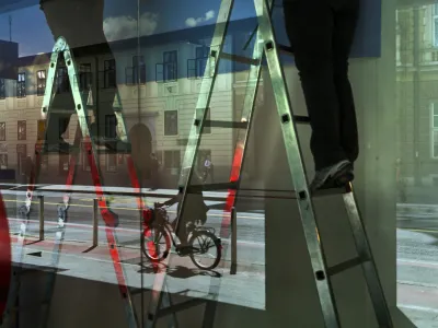 - simbolična fotografija - prekarno delo - delo na črno (&scaron;u&scaron;marji) - lestev - delavec - kariera - vzpon - gospodarska rast - //FOTO: Bojan Velikonja