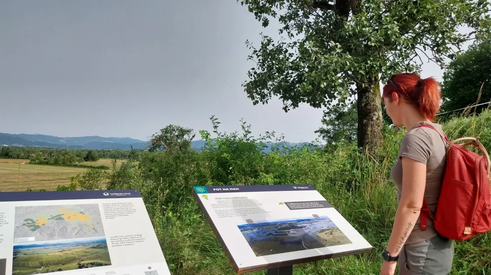 Pogled pri prvih informacijskih tablah se odpre proti Gori&scaron;kemu mahu, ki velja za ožje zavarovano območje.