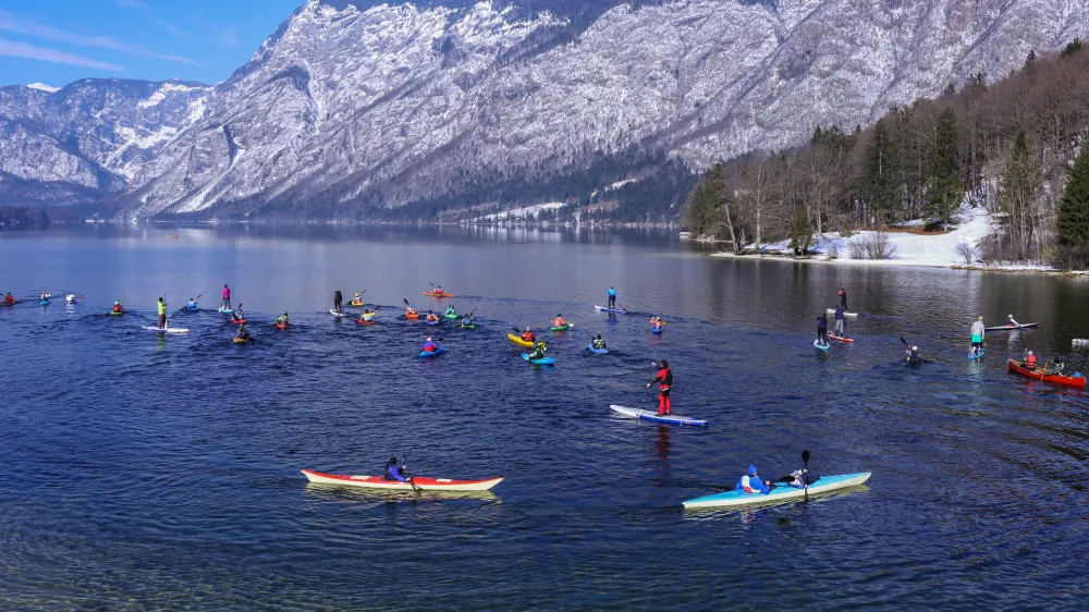 21.02.2016. Bohinj, Bohinjsko jezero. Ribčev laz. Protest proti uvedbi plačljive uporabe vodnih povr&scaron;in za vesla&scaron;ke &scaron;porte, kot so kajak, kanu in sup.foto: Bojan Velikonja