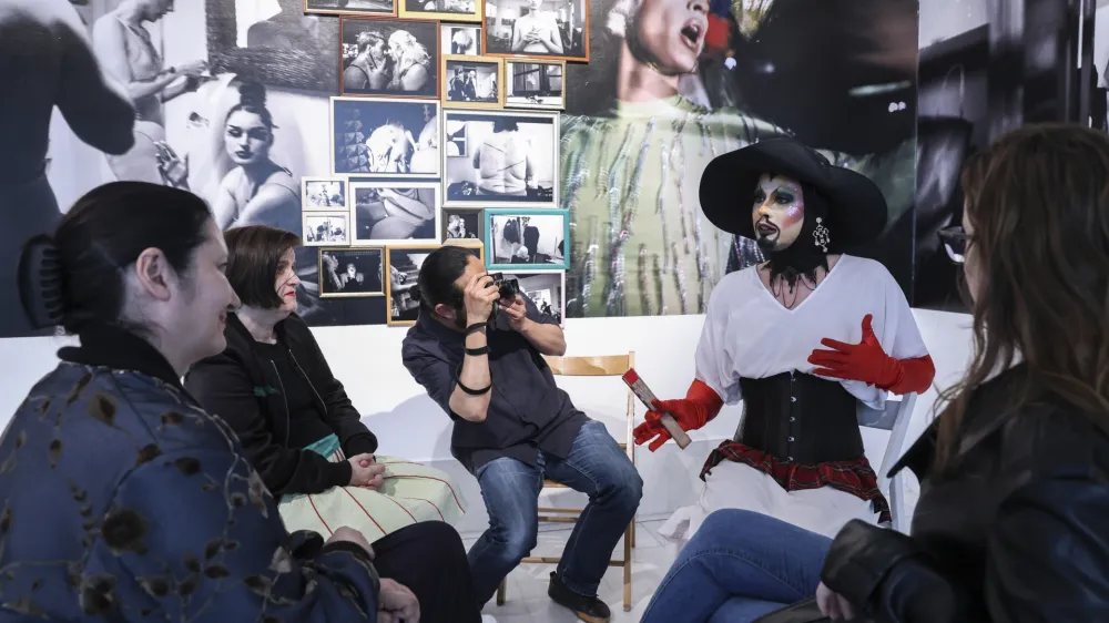 fotograf Simon Chang- 13.06.2024 - živa knjižnica - pogovor s kraljicami preobleke, v sklopu razstave Simon Chang: KRALJICE PREOBLEKE //FOTO: Jaka Gasar