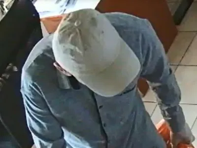 Mo&scaron;ki je zaposlenega v menjalnici s pi&scaron;tolo prisilil, da mu je dal denar. 