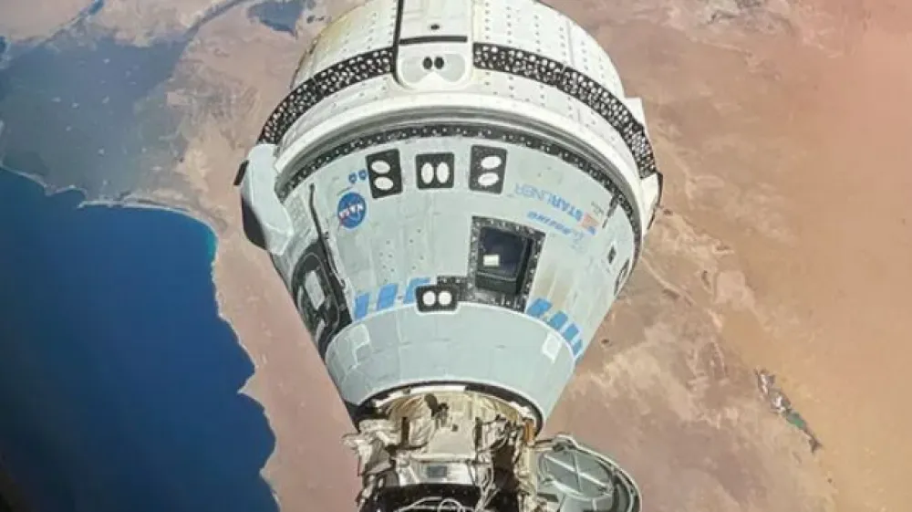 Starliner, ki ga izdeluje ameri&scaron;ki Boeing, naj bi bil vesoljsko plovilo za večkratno uporabo, s katerim bi Nasa prevažala na ISS posadko. Misija se že leta sooča z zamudami in prihaja v težkih časih za Boeing, ki se sooča s krizo glede varnosti potni&scaron;kih letal.