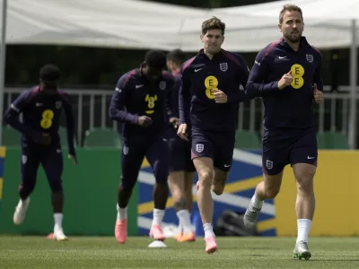 Nogometa&scaron;i Anglije (v osredju Harry Kane) se pospe&scaron;eno pripravljajo na torkovo zadnjo tekmo v skupini C proti Sloveniji.&nbsp;