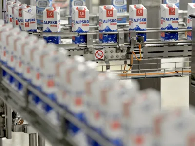 - ilustrativna fotografija mleko, alpsko mleko, embalaža, tetrapak, proizvodnja, tekoči trak - Ljubljanske mlekarne, mlekarska industrija, d.d. Tolstojeva 63, proizvodnja - ogled prenovljenega obrata   //FOTO: Tomaž Zajel&scaron;nik