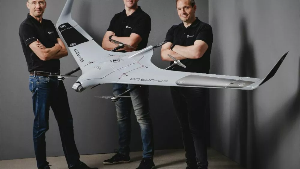 Razvojna ekipa podjetja C-Astral (od leve proti desni): dr. Bo&scaron;tjan Bremec, Nejc Tro&scaron;t in Samo Stopar (Foto: Miha Bratina)