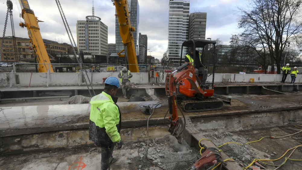 - ru&scaron;enje železni&scaron;kega nadvoza nad Dunajsko cesto - 04.01.2024 - popolna zapora Dunajske ceste v sklopu gradnje novega Potni&scaron;kega centra Ljubljana - delavci začeli podirati južni del nadvoza nad Dunajsko cesto - //FOTO: Luka Cjuha