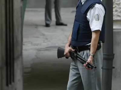 - ilustrativna fotografija - oroje - pazniki ministrstva za pravosodje - sojenje preprodajalcem - - okrono sodiče v Ljubljani//FOTO: Jaka AdamičOPOMBA: ZA OBJAVO V ČASOPISU DNEVNIK