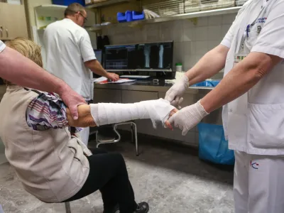 - Mavčarna - zaradi &scaron;tevilnih padcev, zvinov in zlomov aktivirali zeleni alarm za množične nesreče - 13.01.2017 - Urgenca - Urgentni kirur&scaron;ki blok UKC - Univerzitetni klinični center v Ljubljani - povečano &scaron;tevilo po&scaron;kodb zaradi vremenskih razmer -   //FOTO: Luka Cjuha.